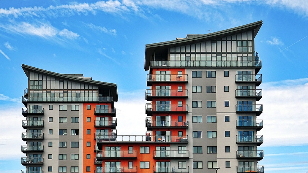 A view of a large apartment building.